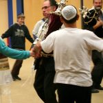 Simẖat Torah, Office et Danses