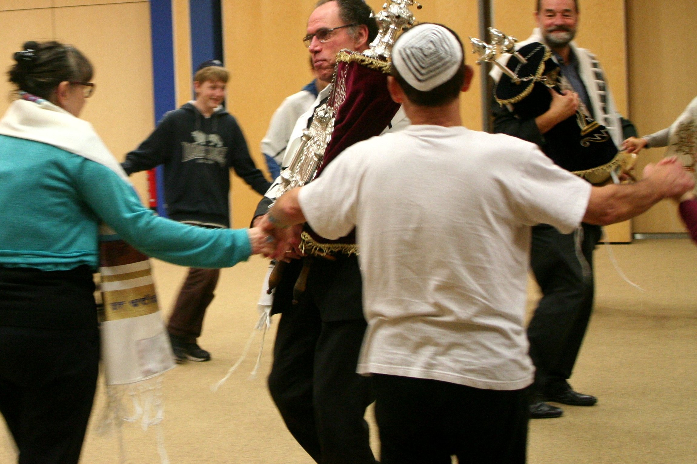 Simẖat Torah, Office et Danses